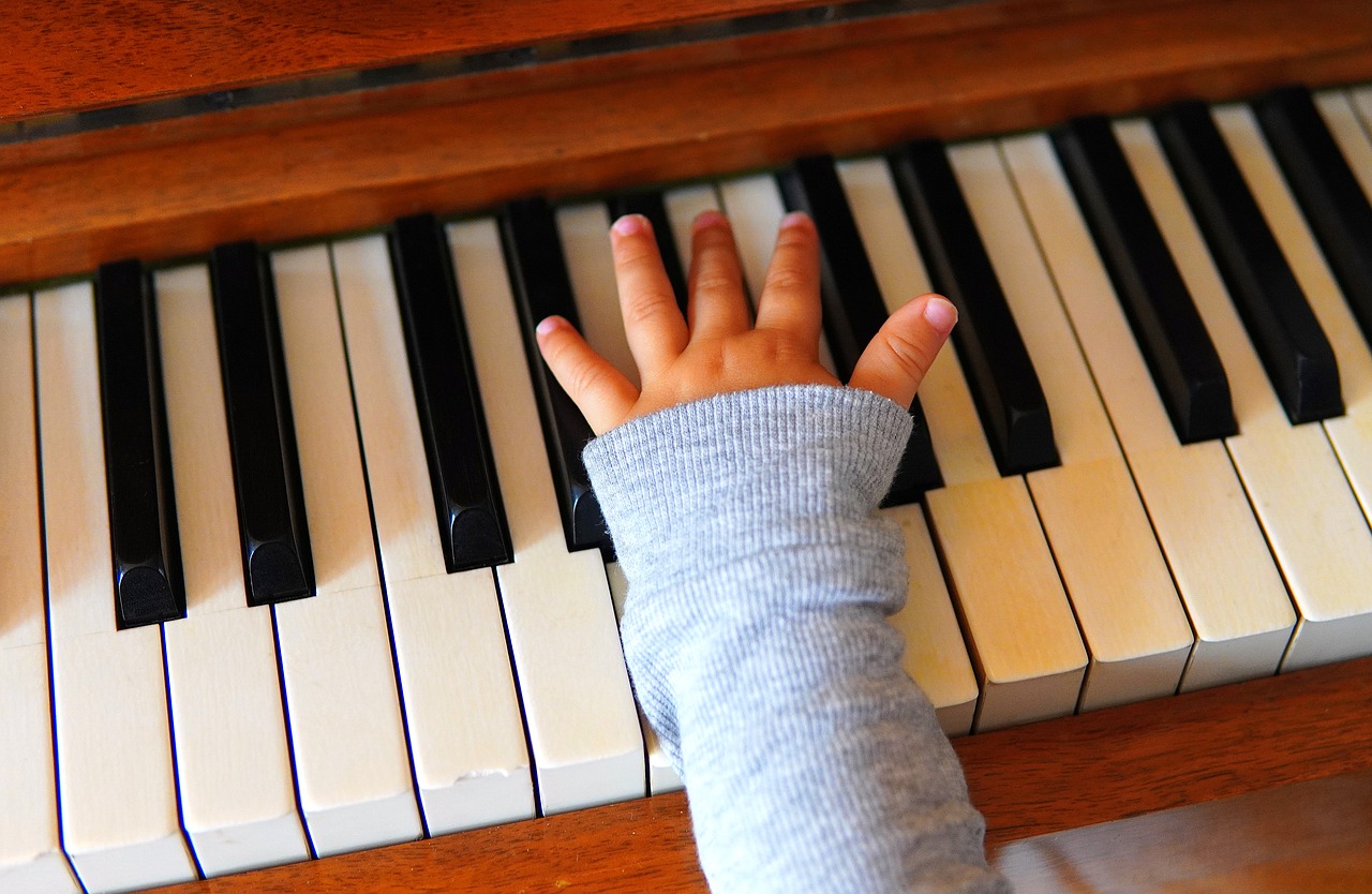 hand on piano keys