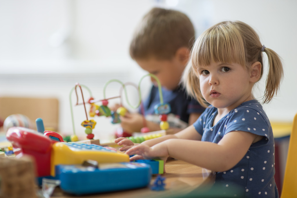 two toddlers playing 